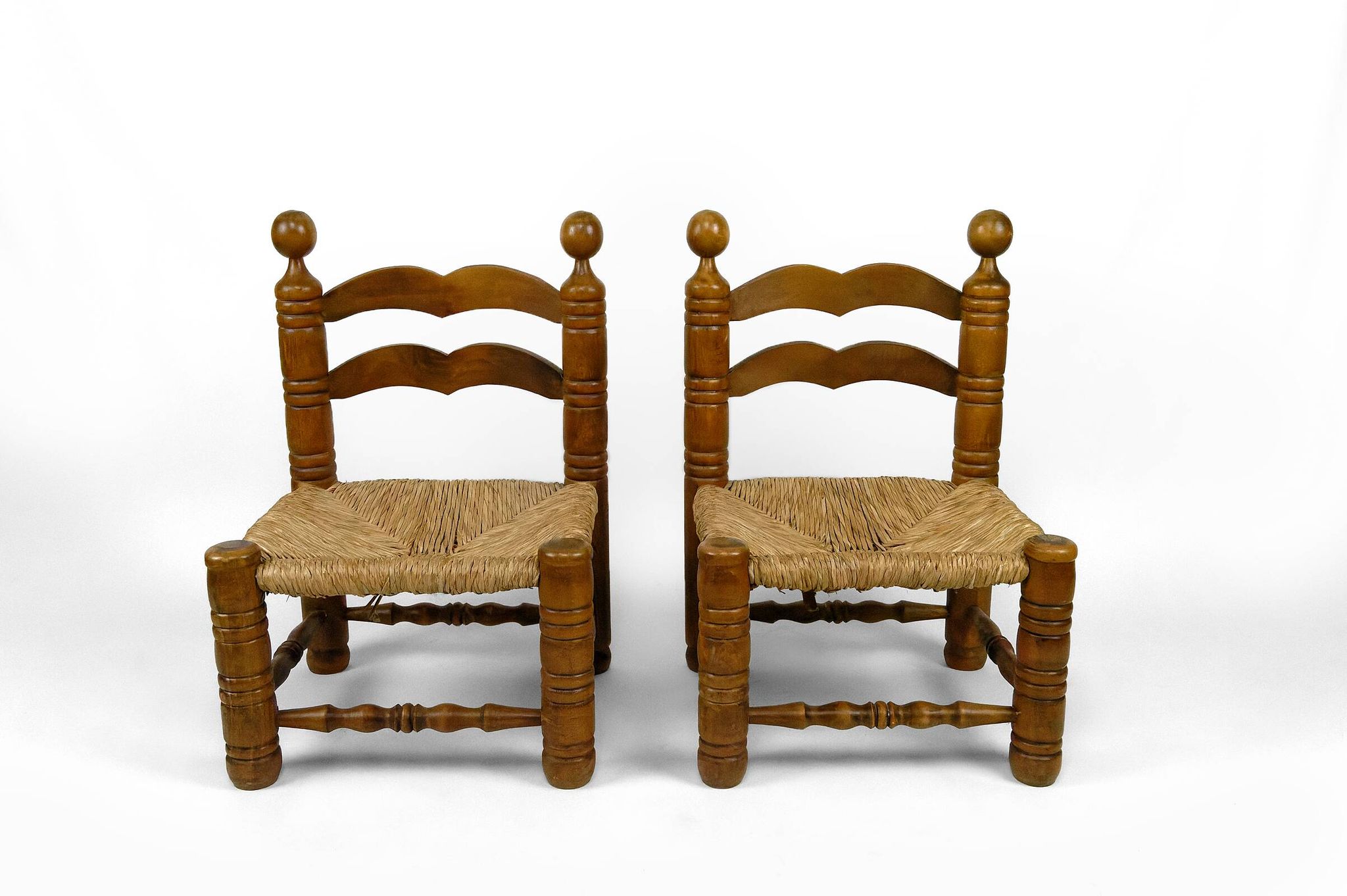 Paire de chaises basses paillées