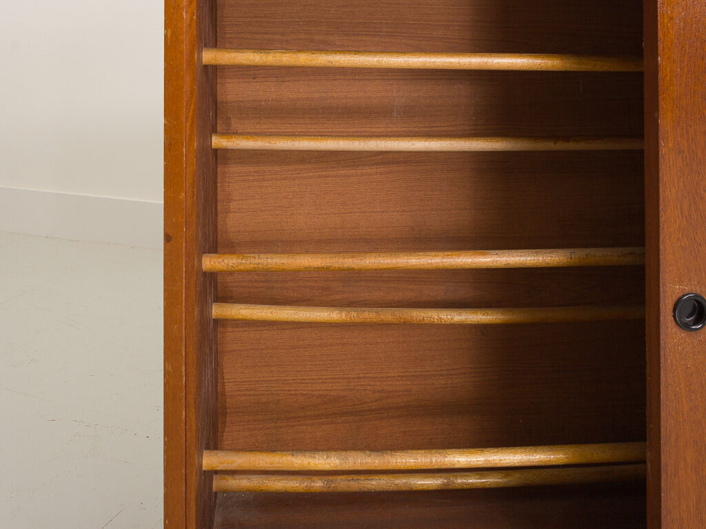 Shoe storage cabinet