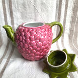 Théière en barbotine framboise