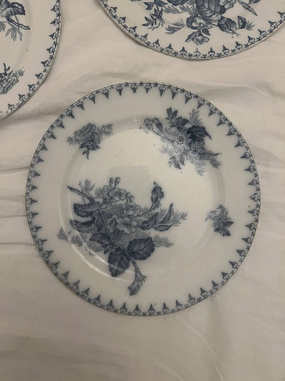 3 flat plates in Sarreguemines iron clay model Flore