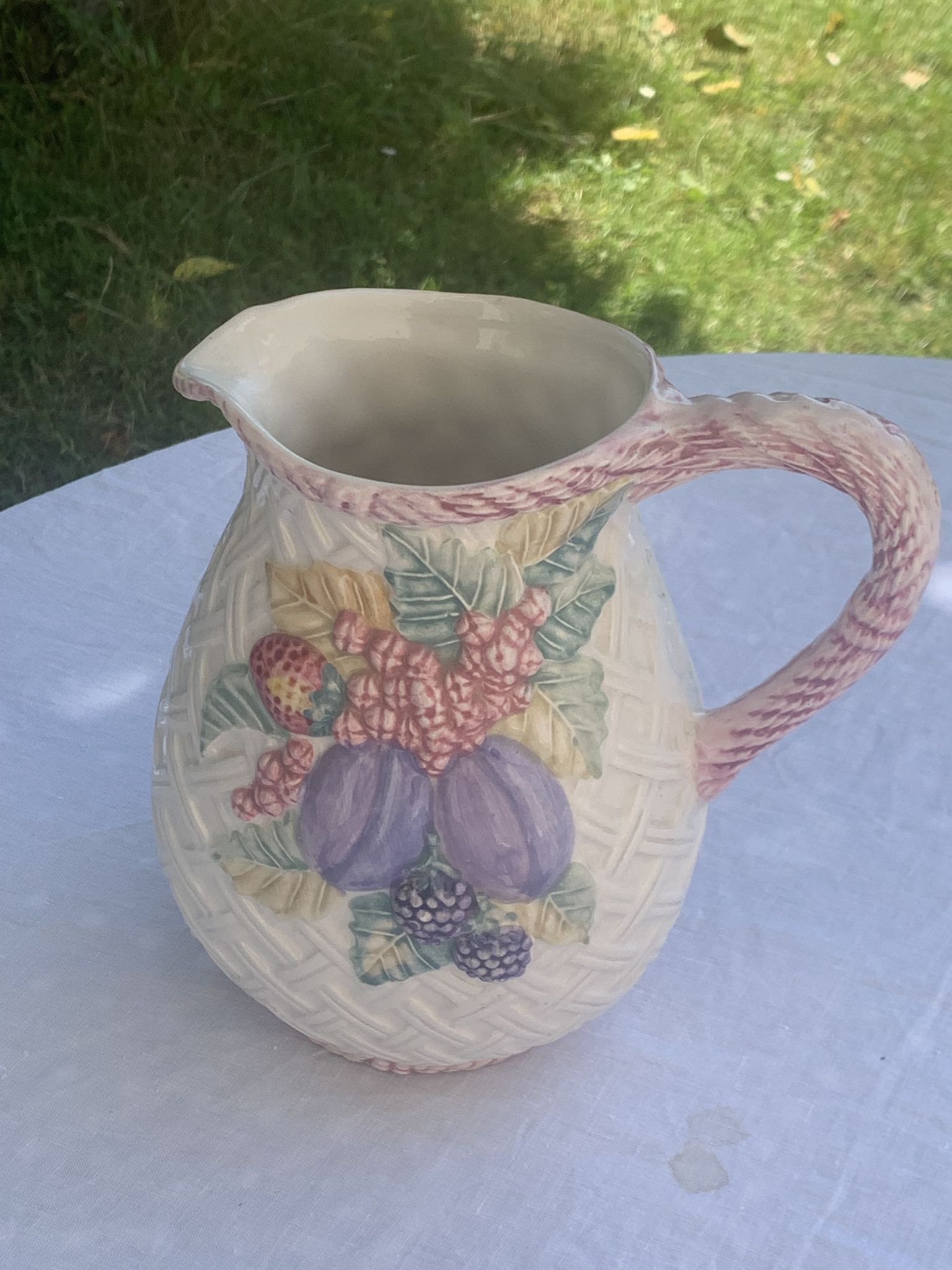 Cruche en barbotine en céramique émaillée motif panier et fruits vintage