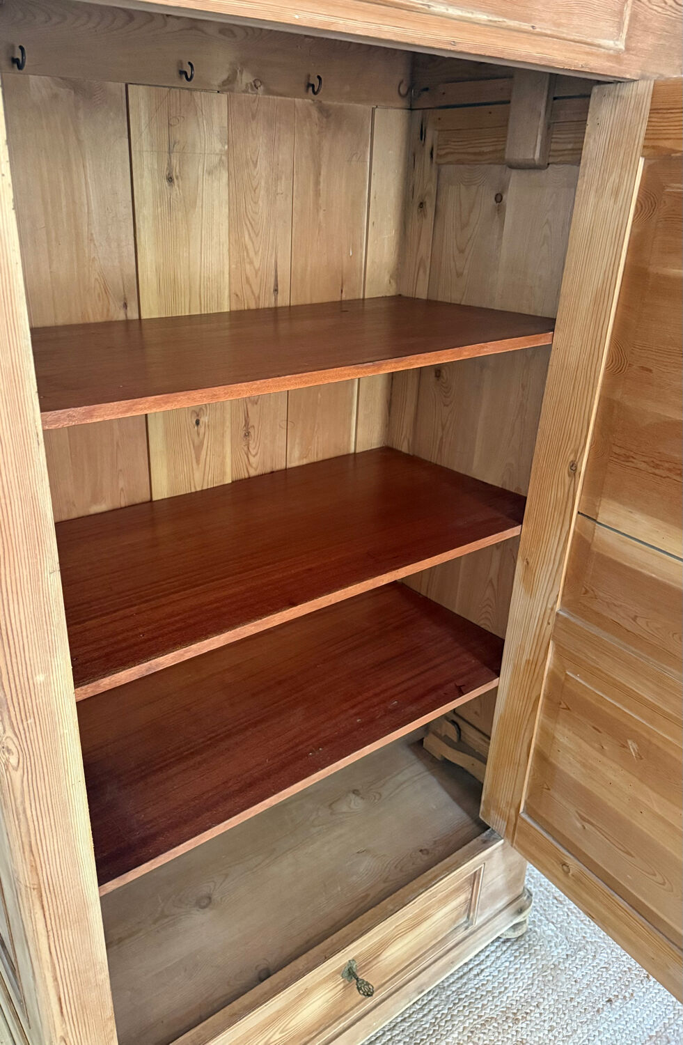 Small Parisian wardrobe "bonnetière"