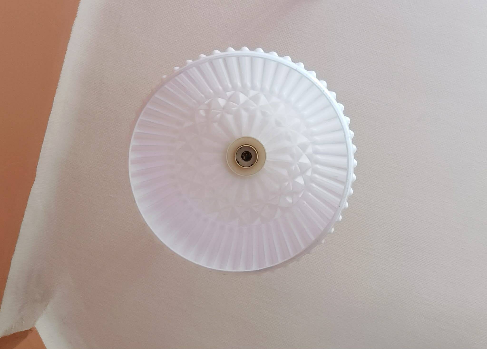 Paire de suspensions en verre blanc vintage