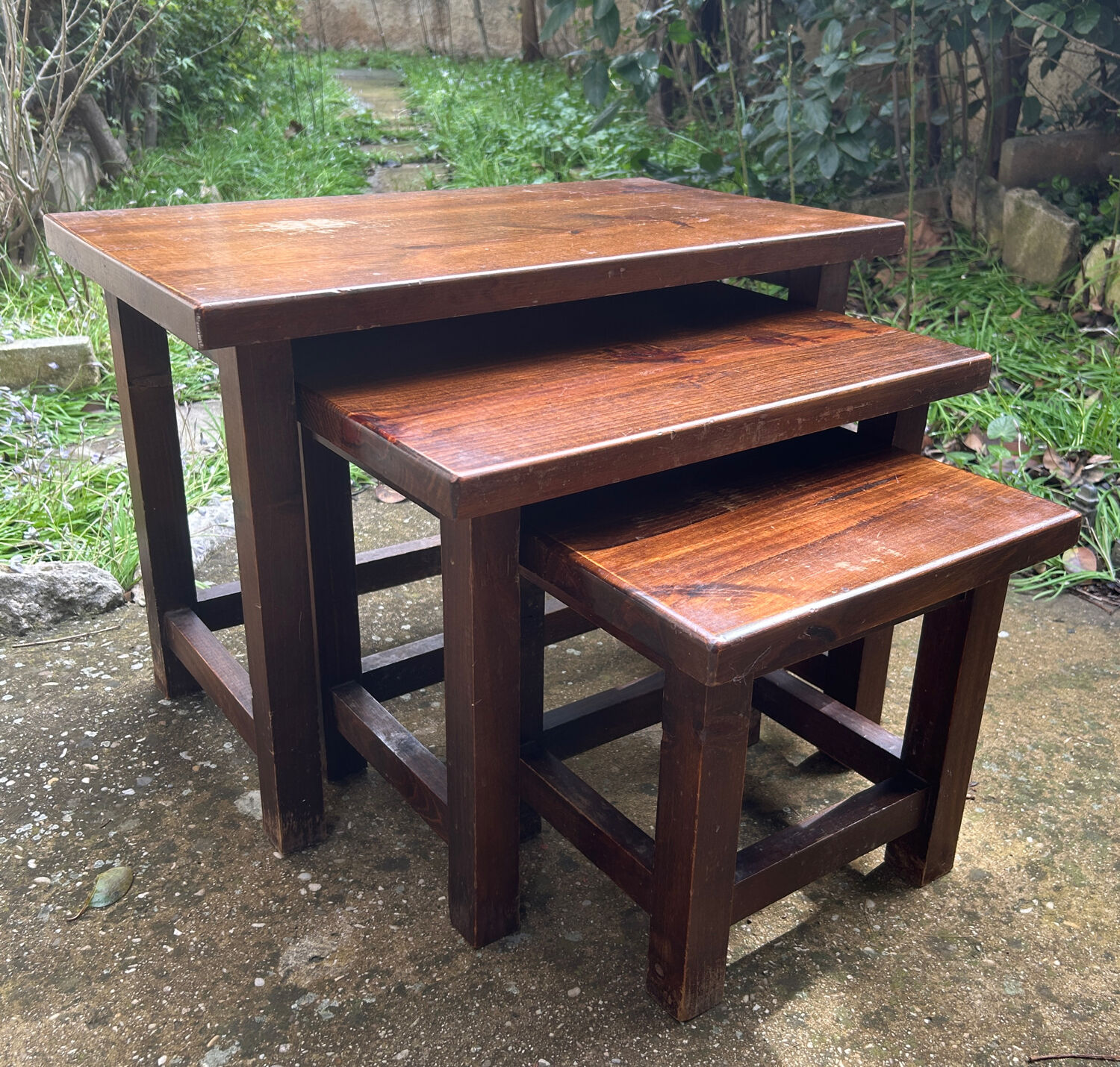 Set of 3 nesting coffee tables in oak.