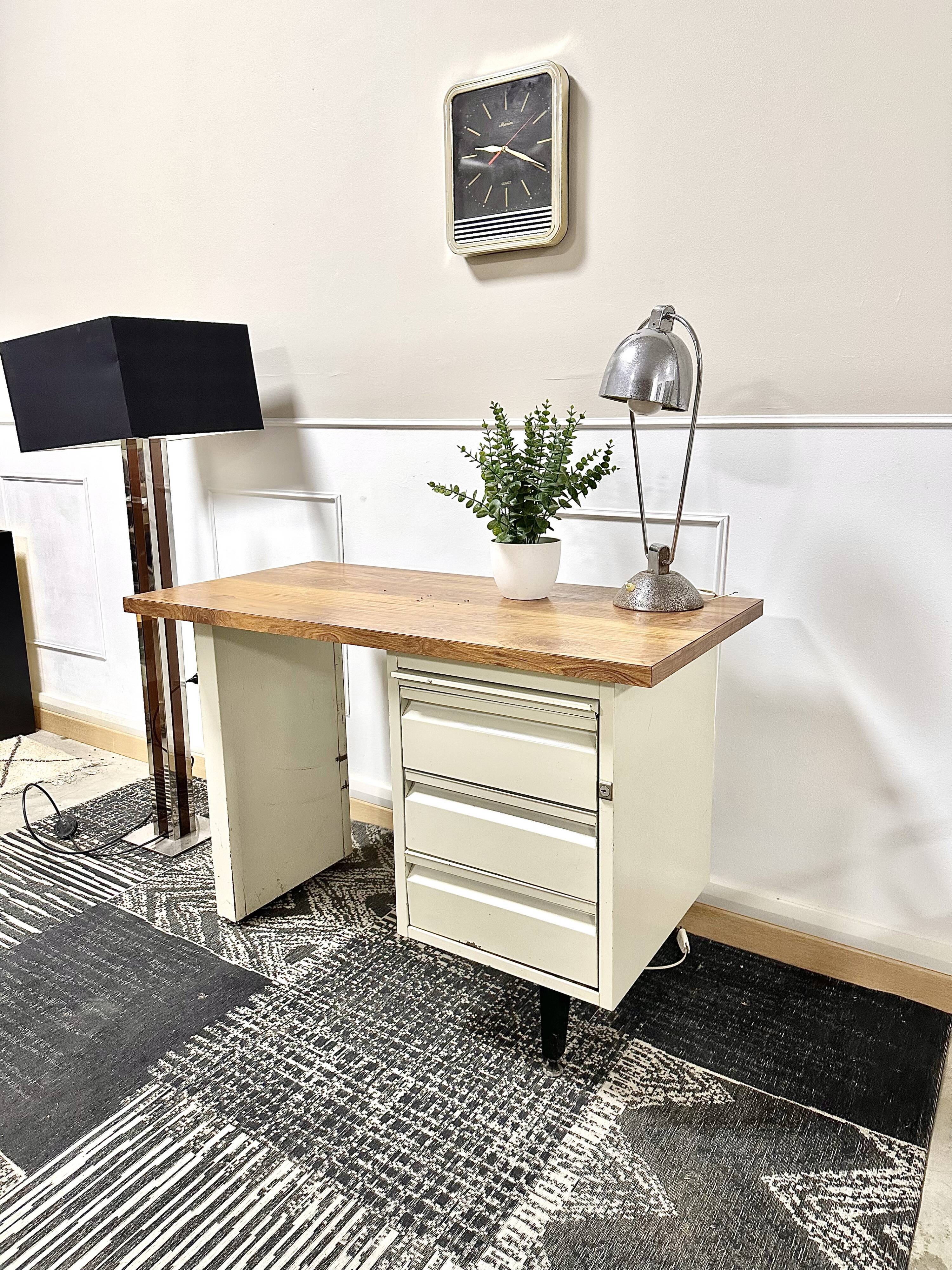 Strafor style metal desk