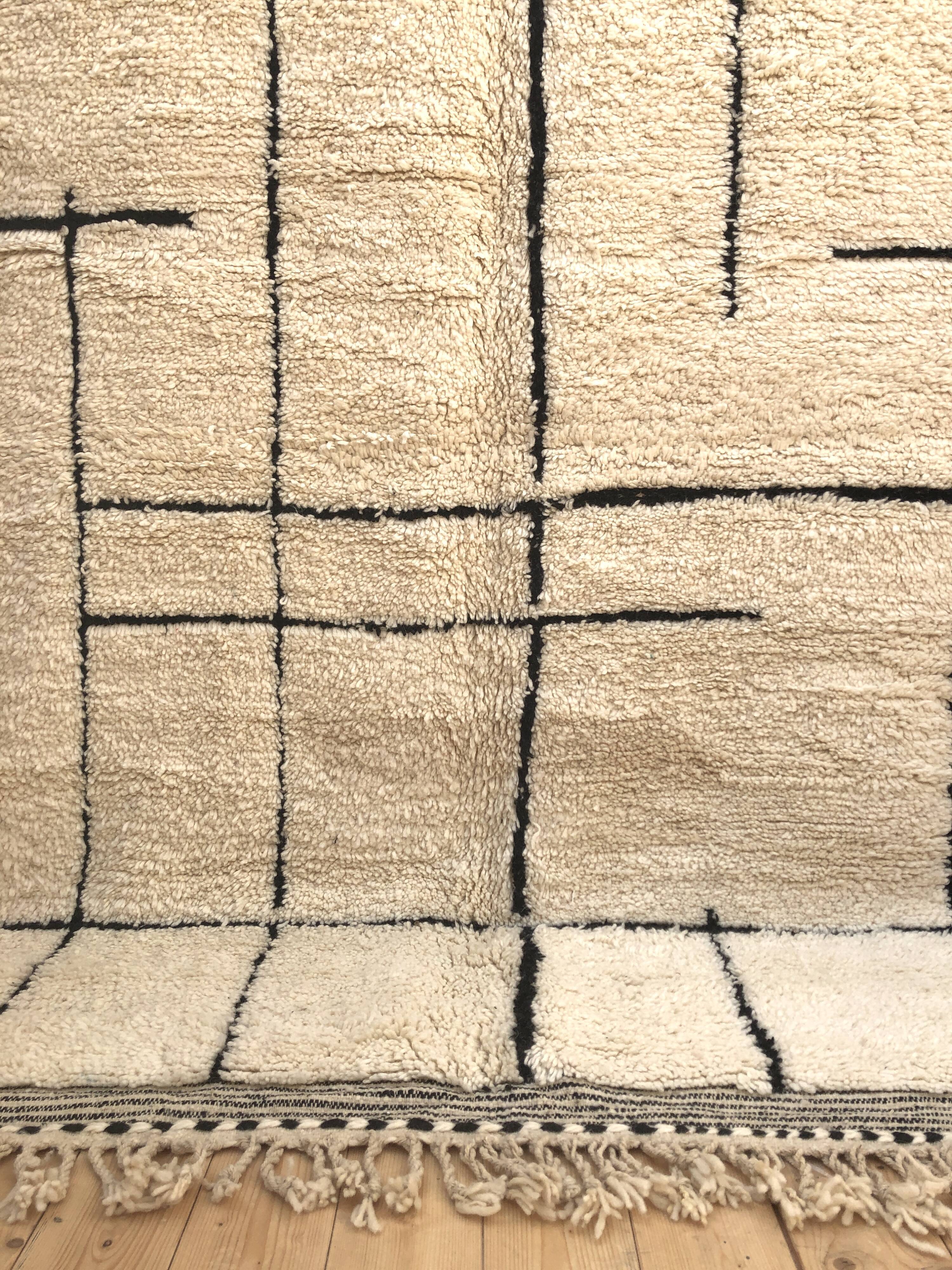 Moroccan Berber carpet Beni Ouarain Ecru with geometric black motifs 3, 04x1, 86m