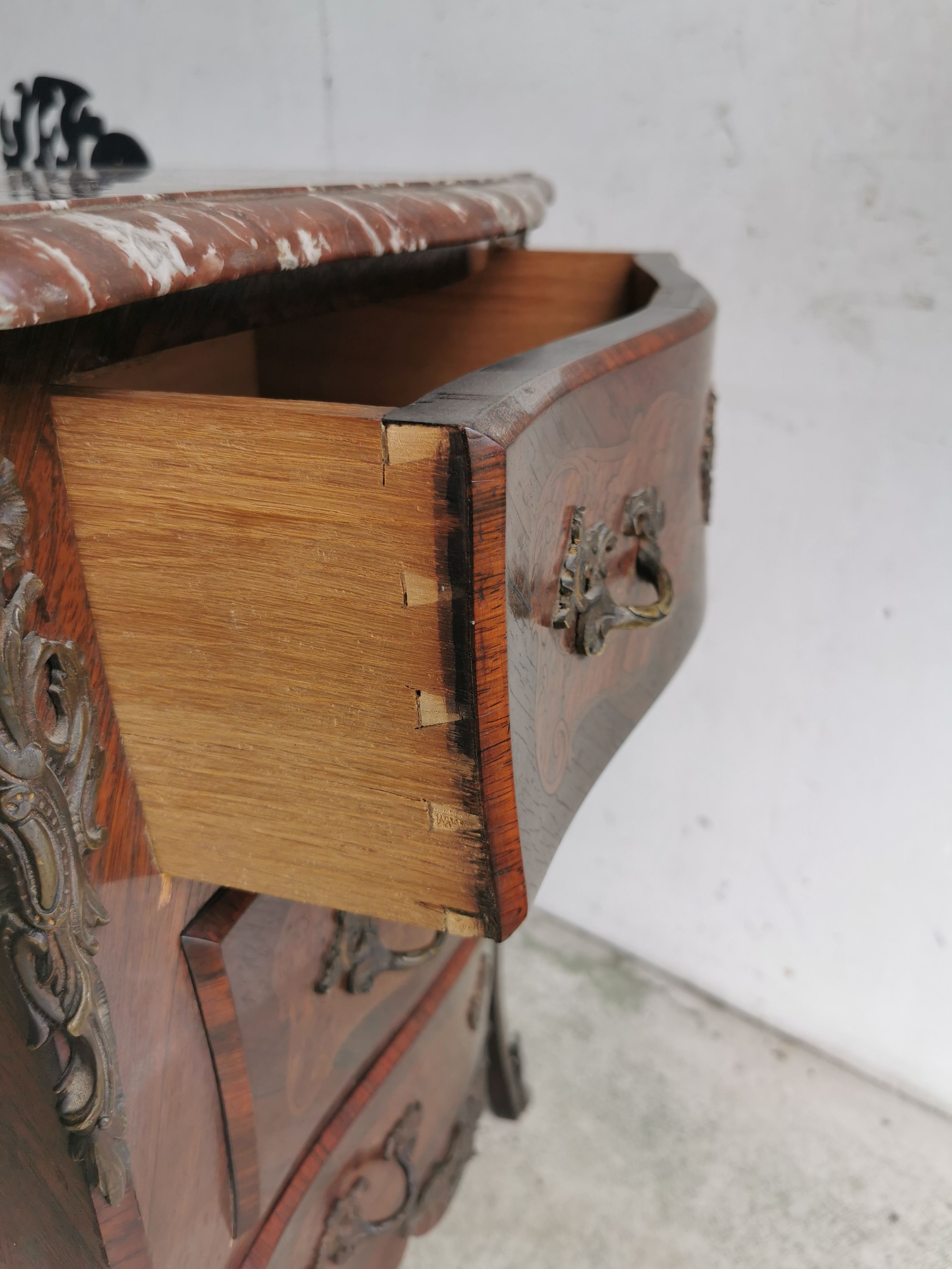 Dresser xxth rosewood top marble