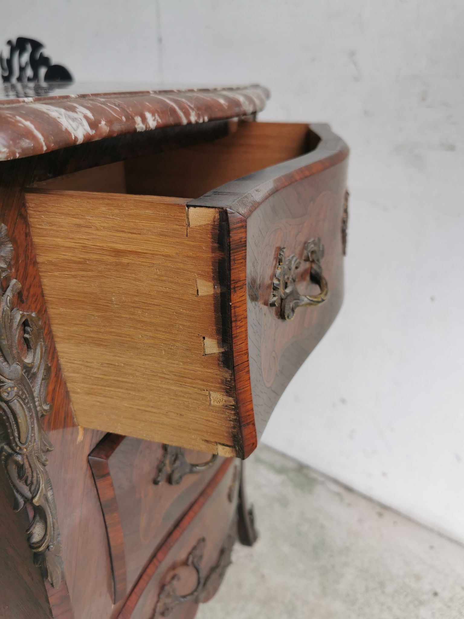 Commode galbee debut xxe marquetee bois de rose plateau marbre