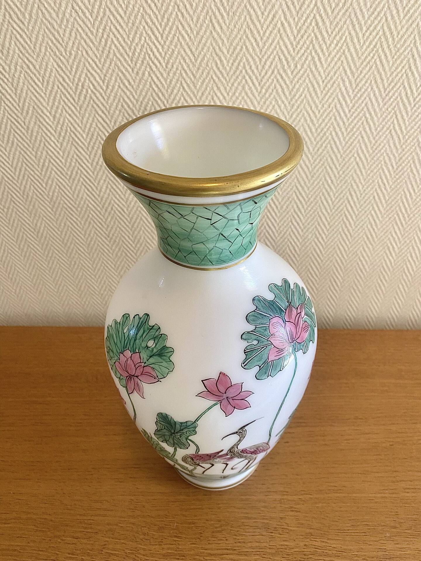 Grand vase en opaline blanche décor asiatique émaillé