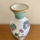 Grand vase en opaline blanche décor asiatique émaillé