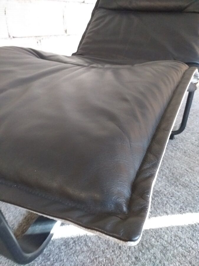Scandinavian long chair design Ingmar und Knut Relling black leather 70s