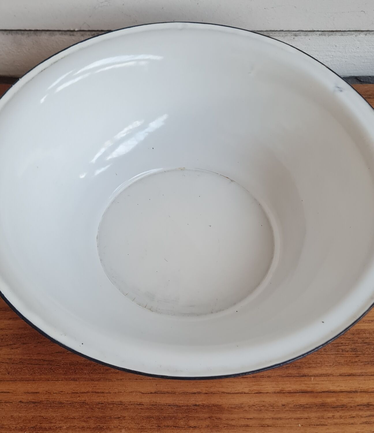 Enamelled sheet metal basin