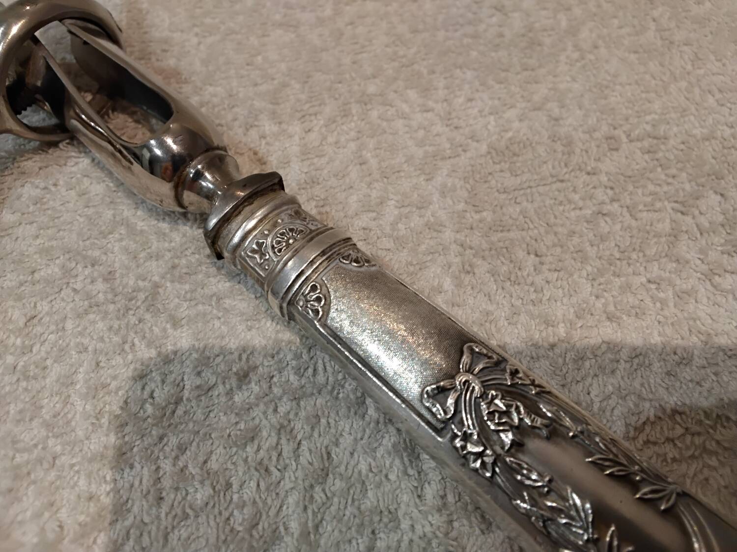 Silver metal handle in the style of Louis XVI.