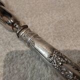 Silver metal handle in the style of Louis XVI.