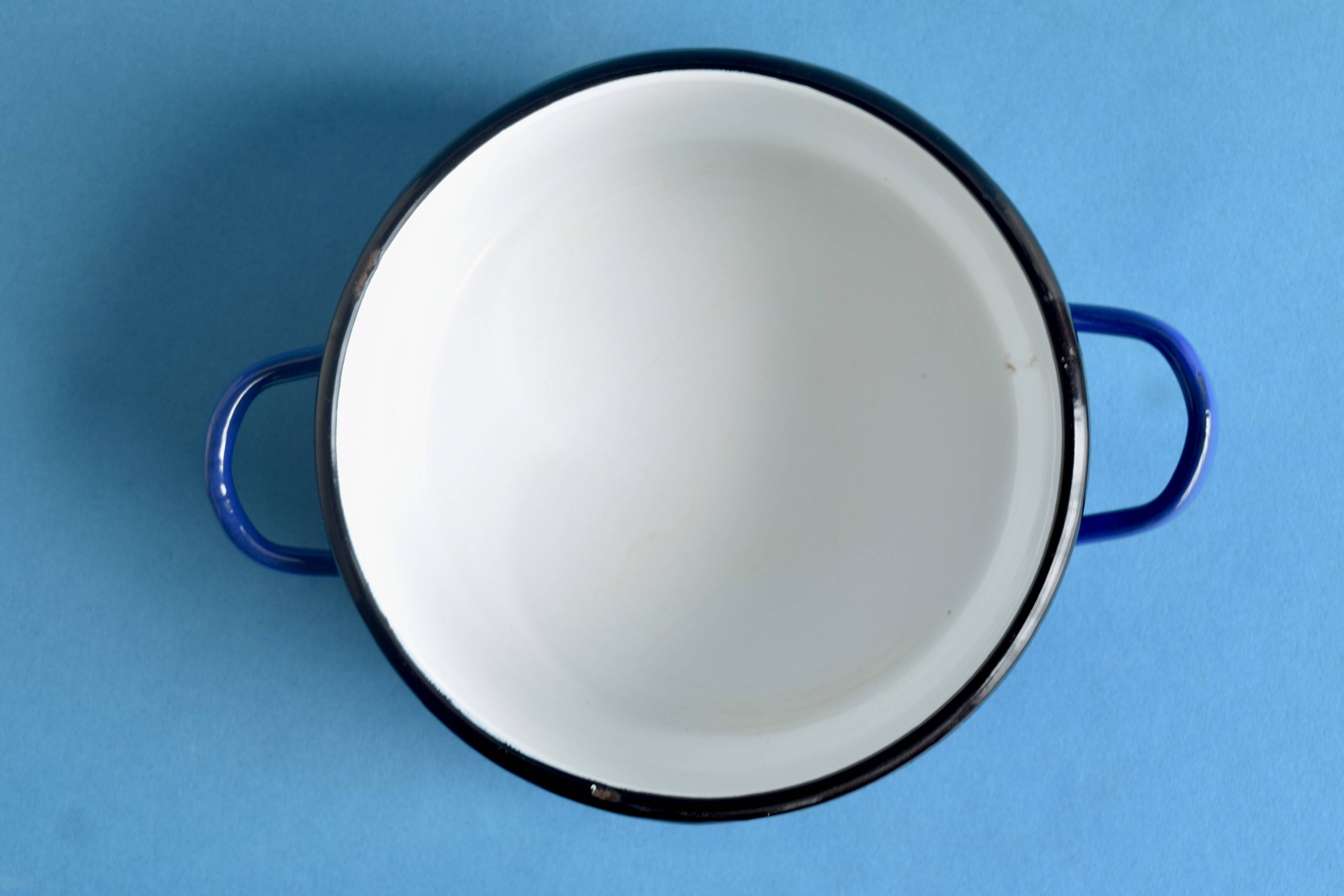 Paire de petites casseroles vintage en tôle émaillée bleues