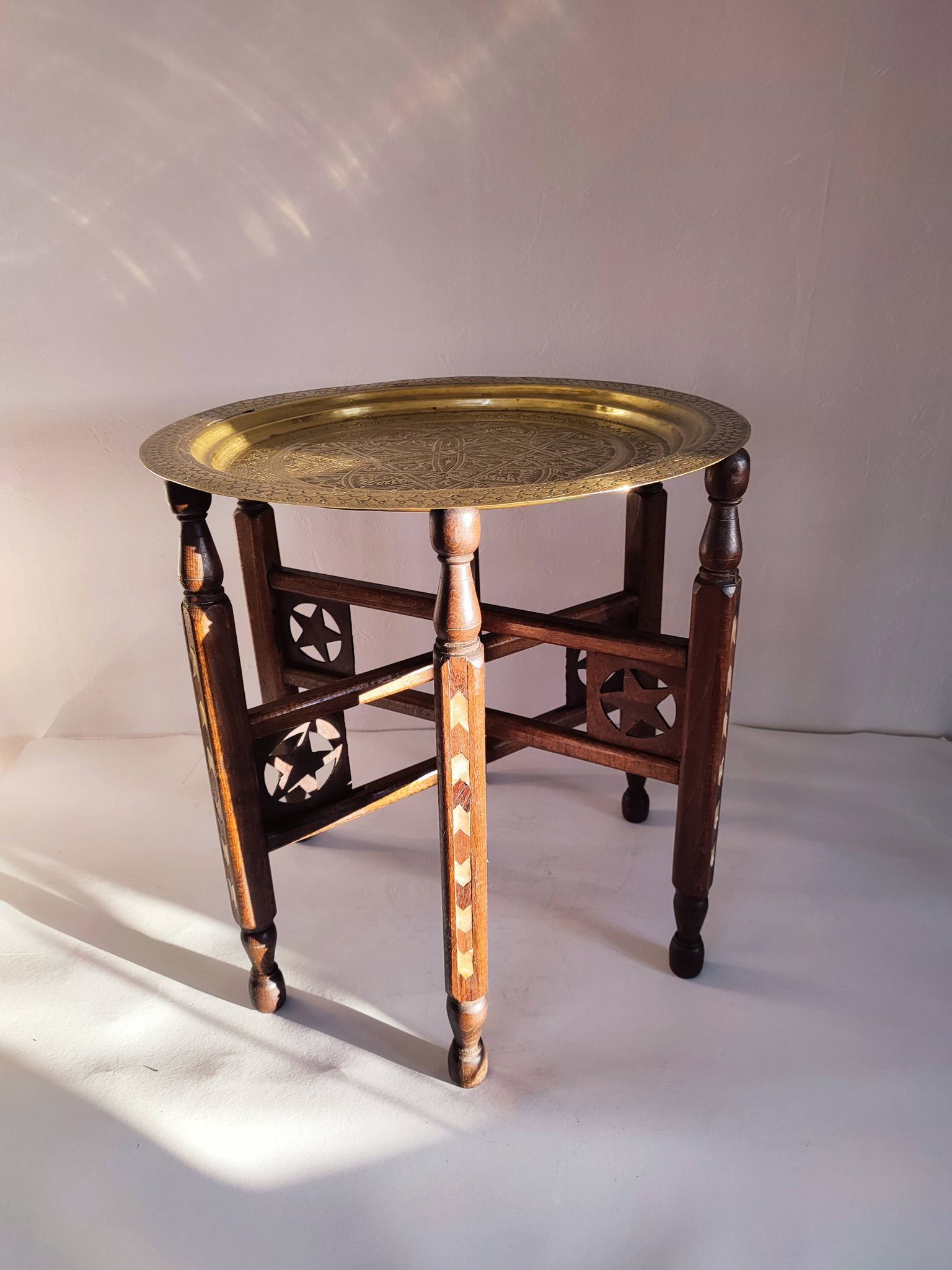 Table basse en bois nacre et plateau en laiton, travail Syrien
