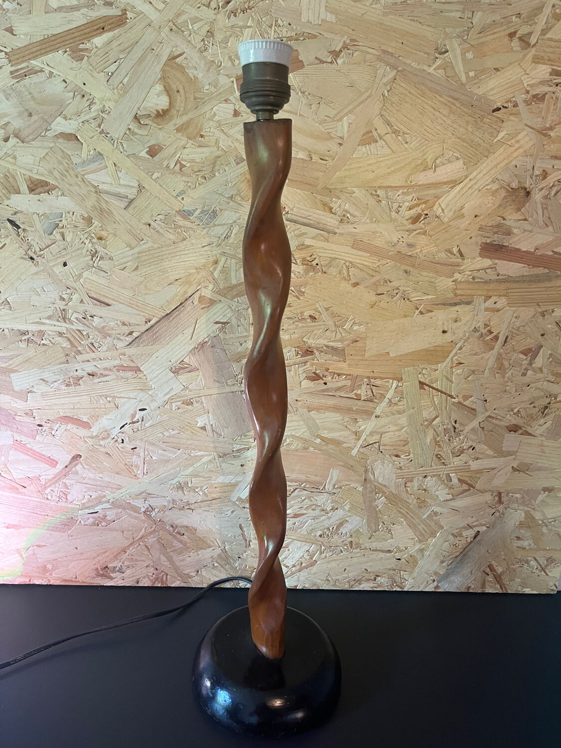 Pied de lampe torsadé en bois