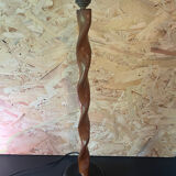 Pied de lampe torsadé en bois