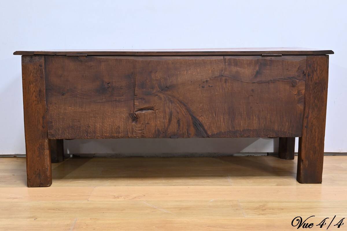 Important oak chest – late 19th century