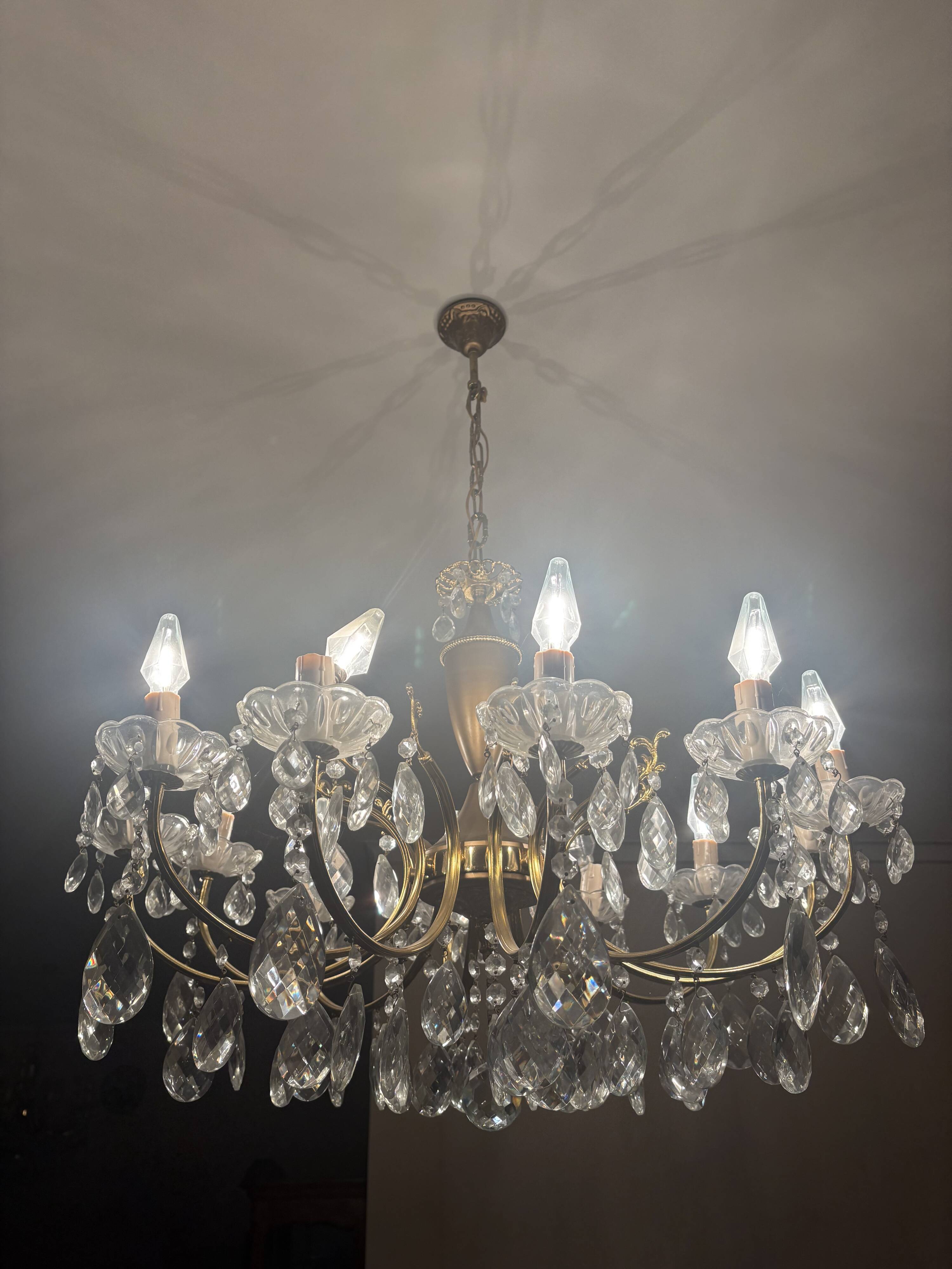 Ensemble de réception en laiton massif et cristal – 2 lustres et 2 applique