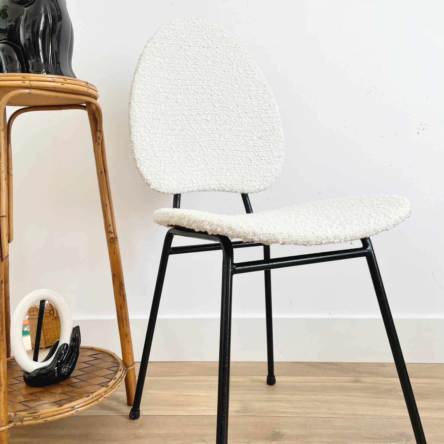 Chaise années 50 en tissu bouclette