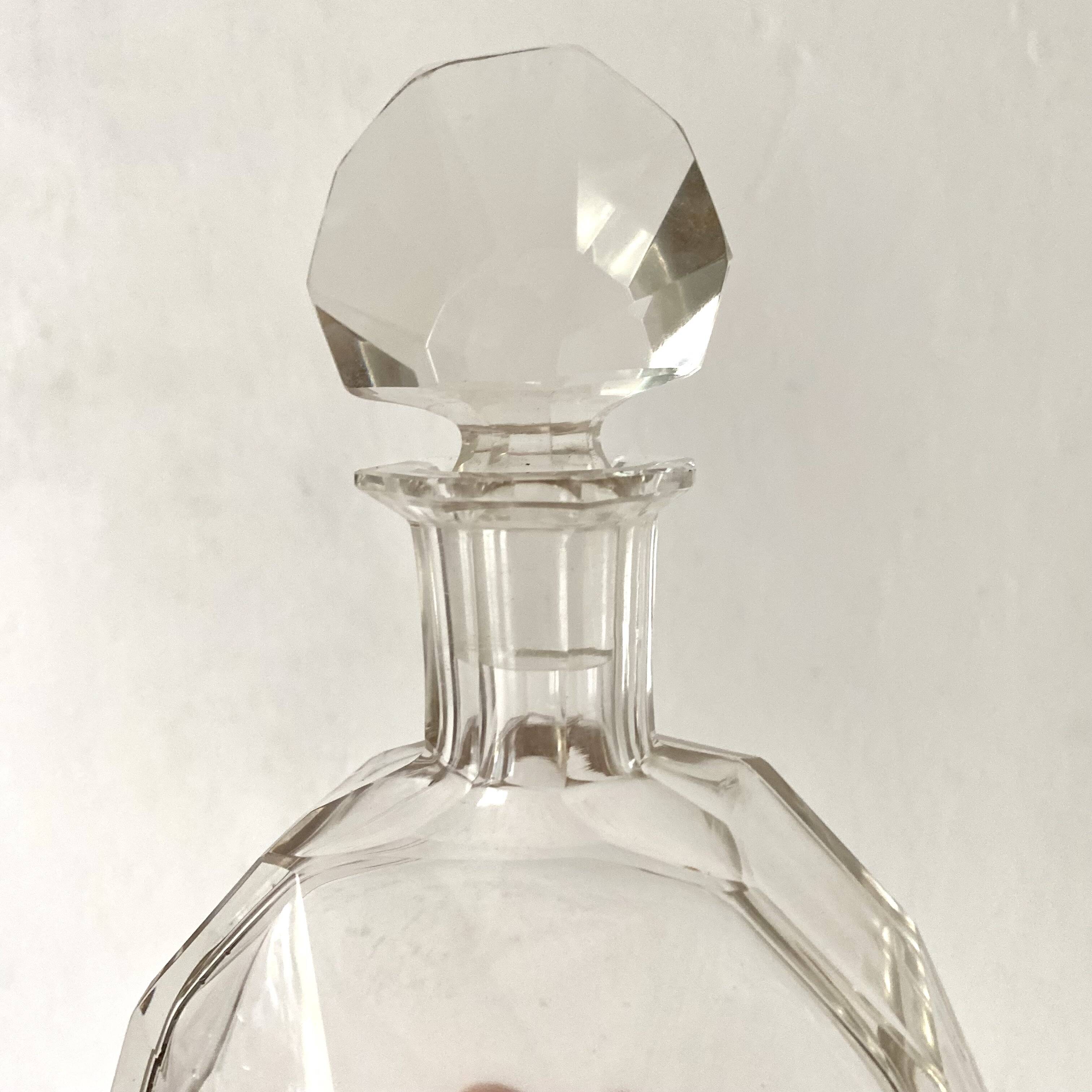 Stylized shell-shaped carafe