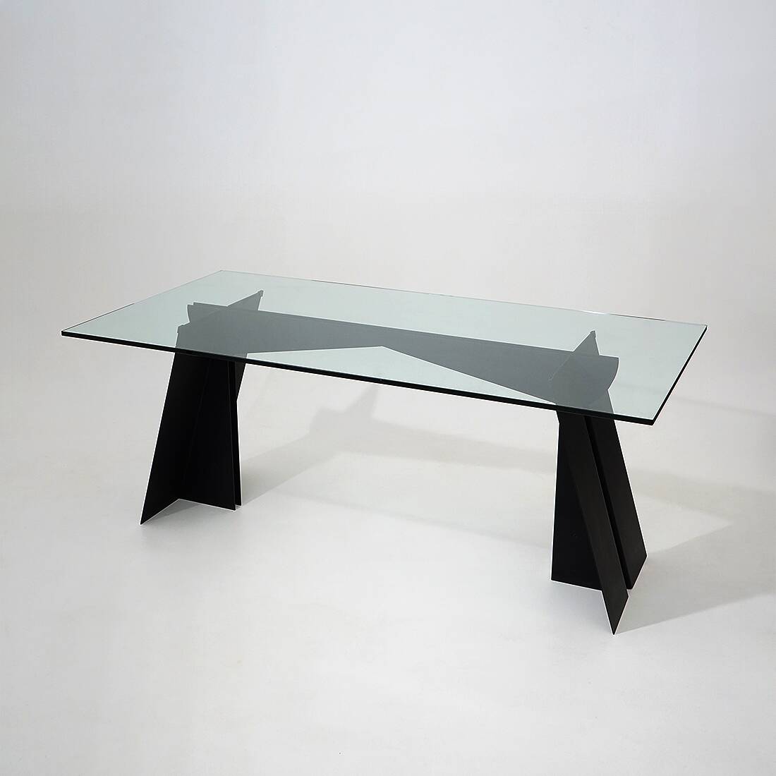Table en verre et métal noir, années 1970
