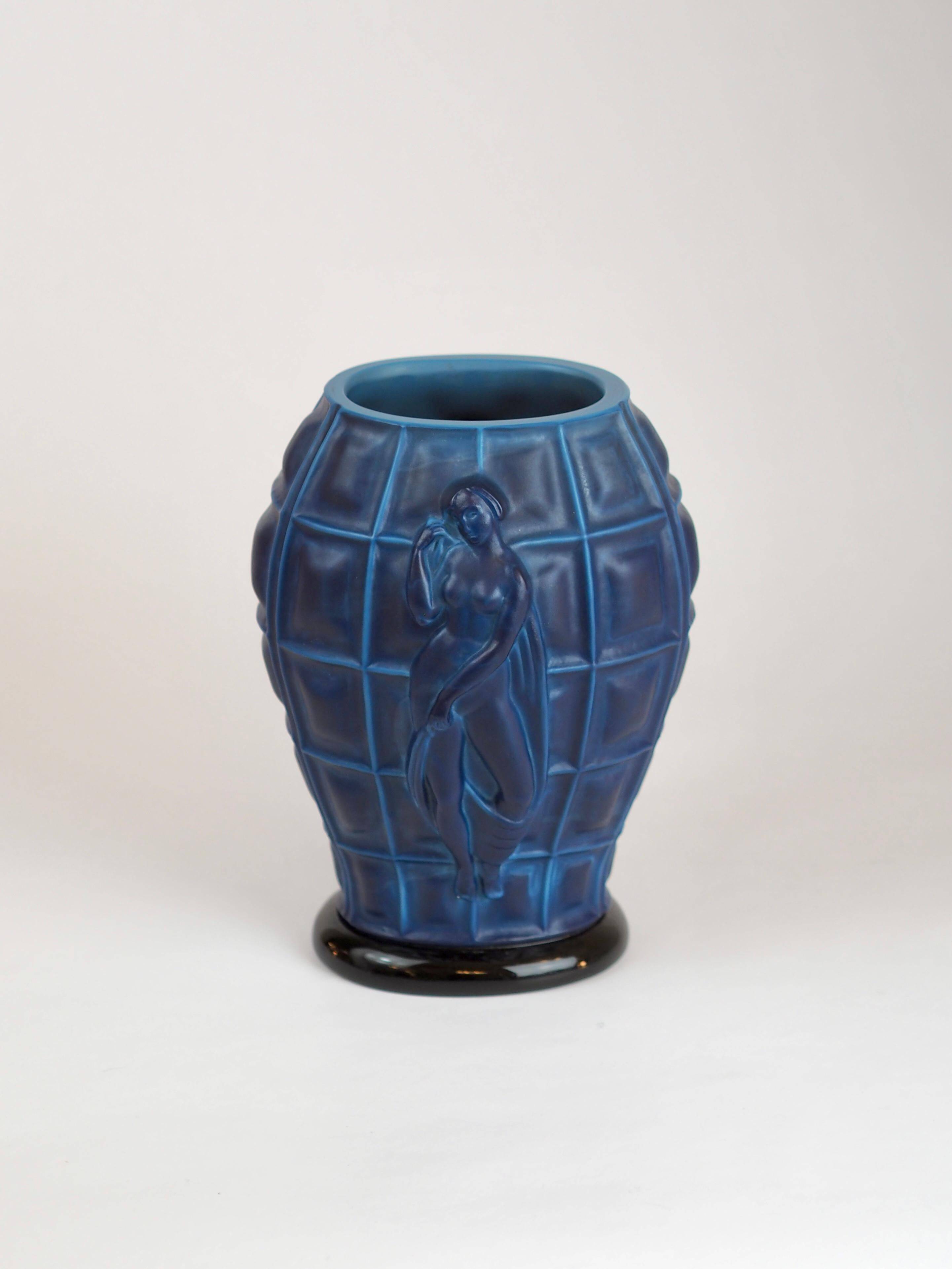 Vase Art Déco "Ingrid" en verre opaque bleu lapis par Henry Schlevogt