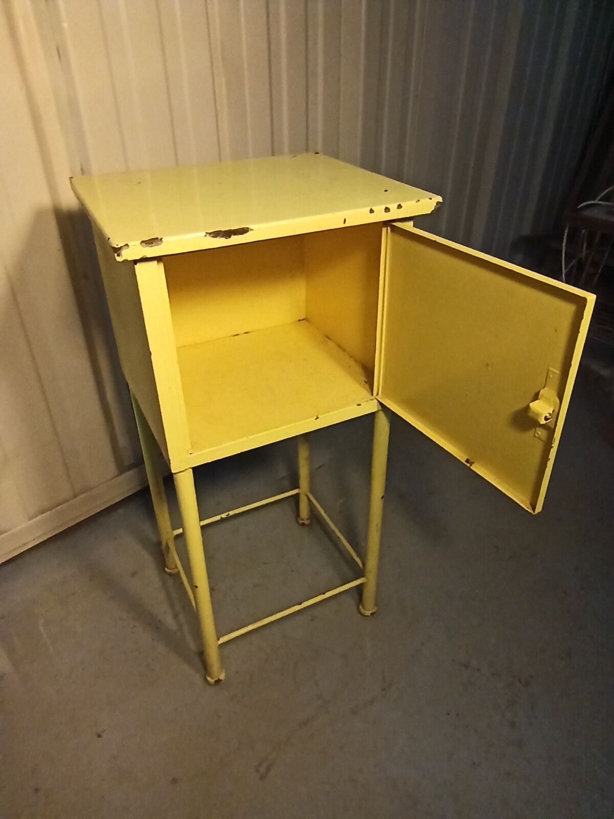 Meuble atelier métallique industriel une porte jaune