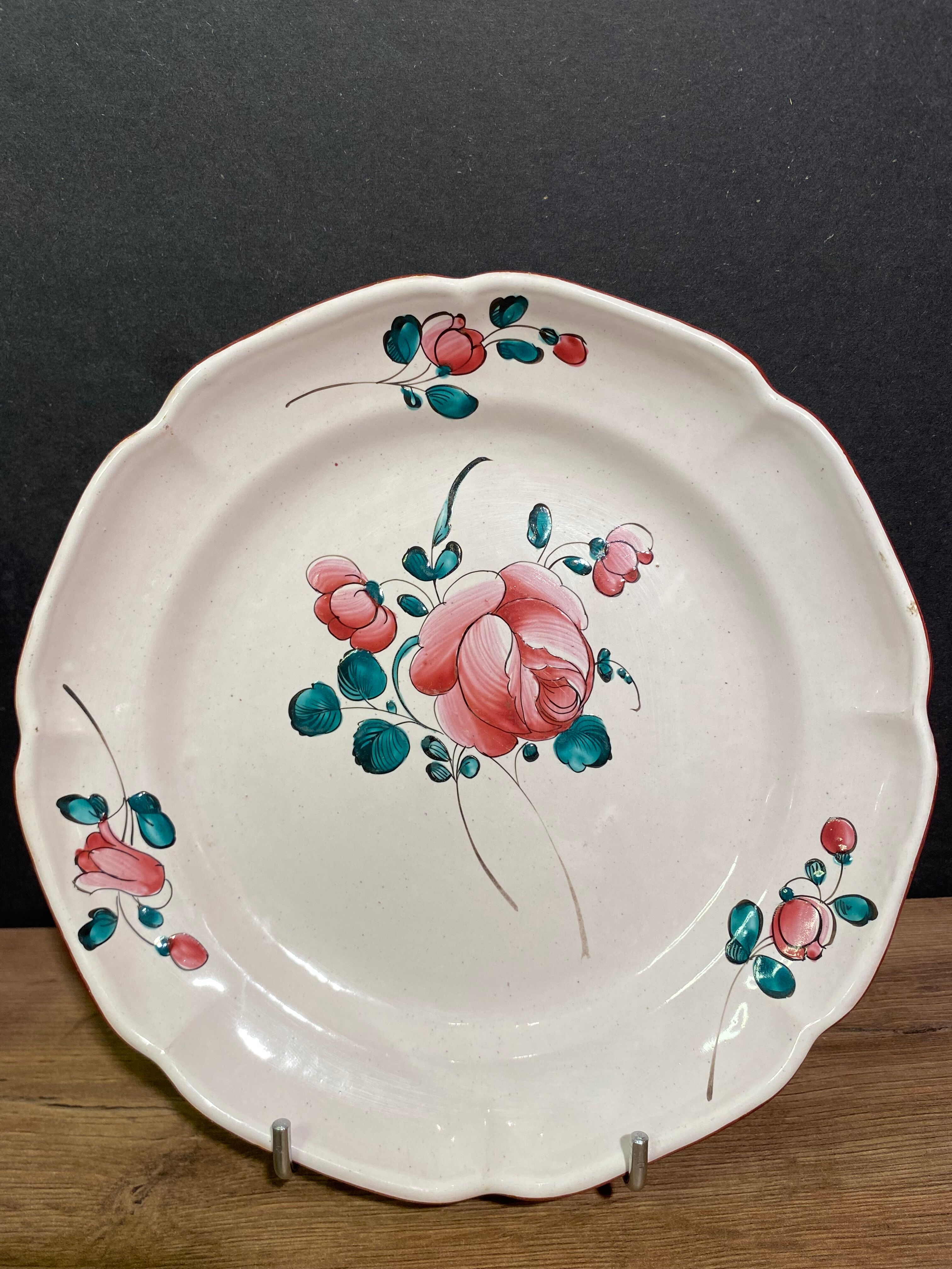 Pair of earthenware plates from the East nineteenth with floral decoration
