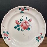 Paire d'assiettes en faïence de l'Est XIXe à décor floral