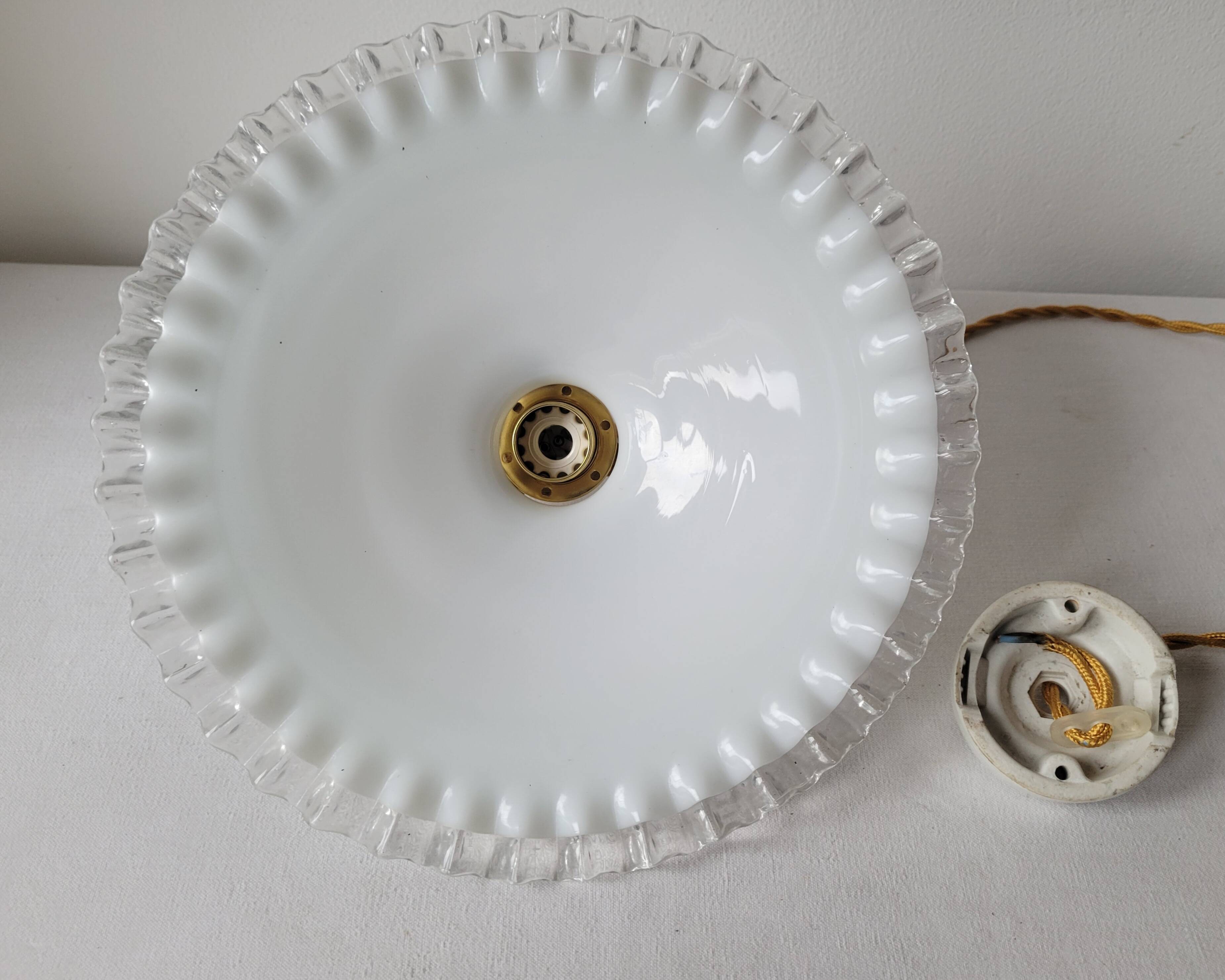 Pendant in serrated opaline