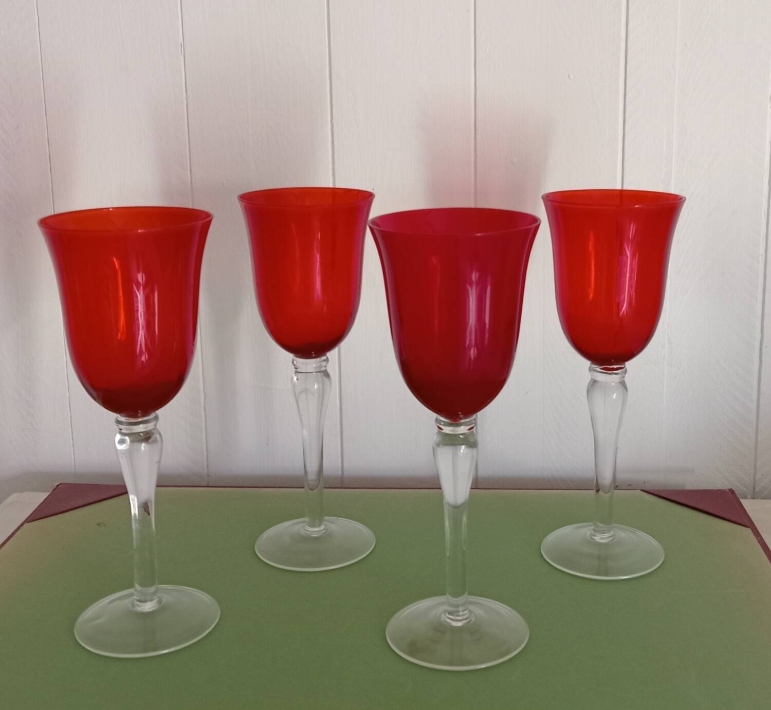 Glasses / 4 stemmed glasses