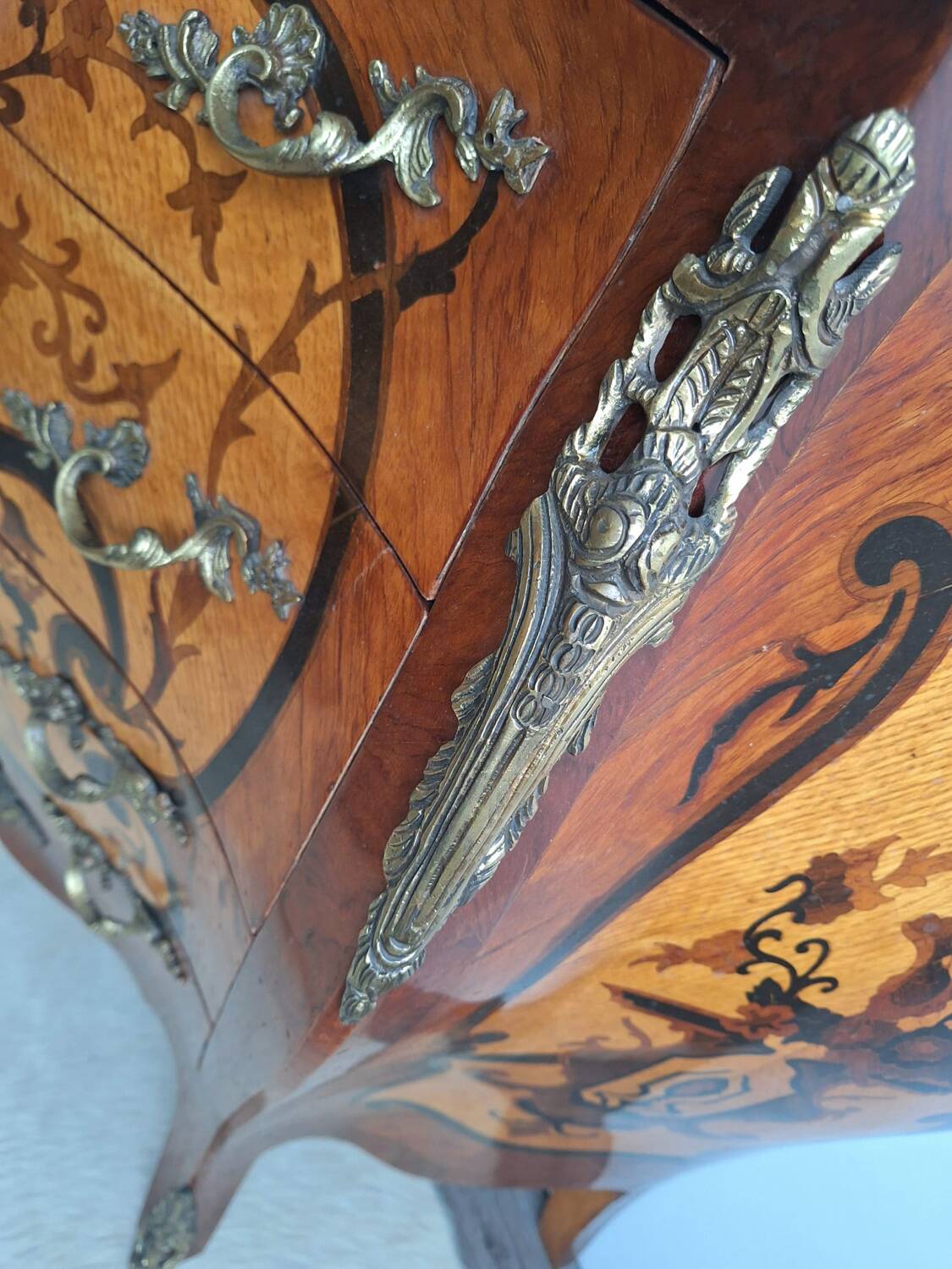 Commode de style Louis XV bombée avec marqueteries, meuble ancien plat