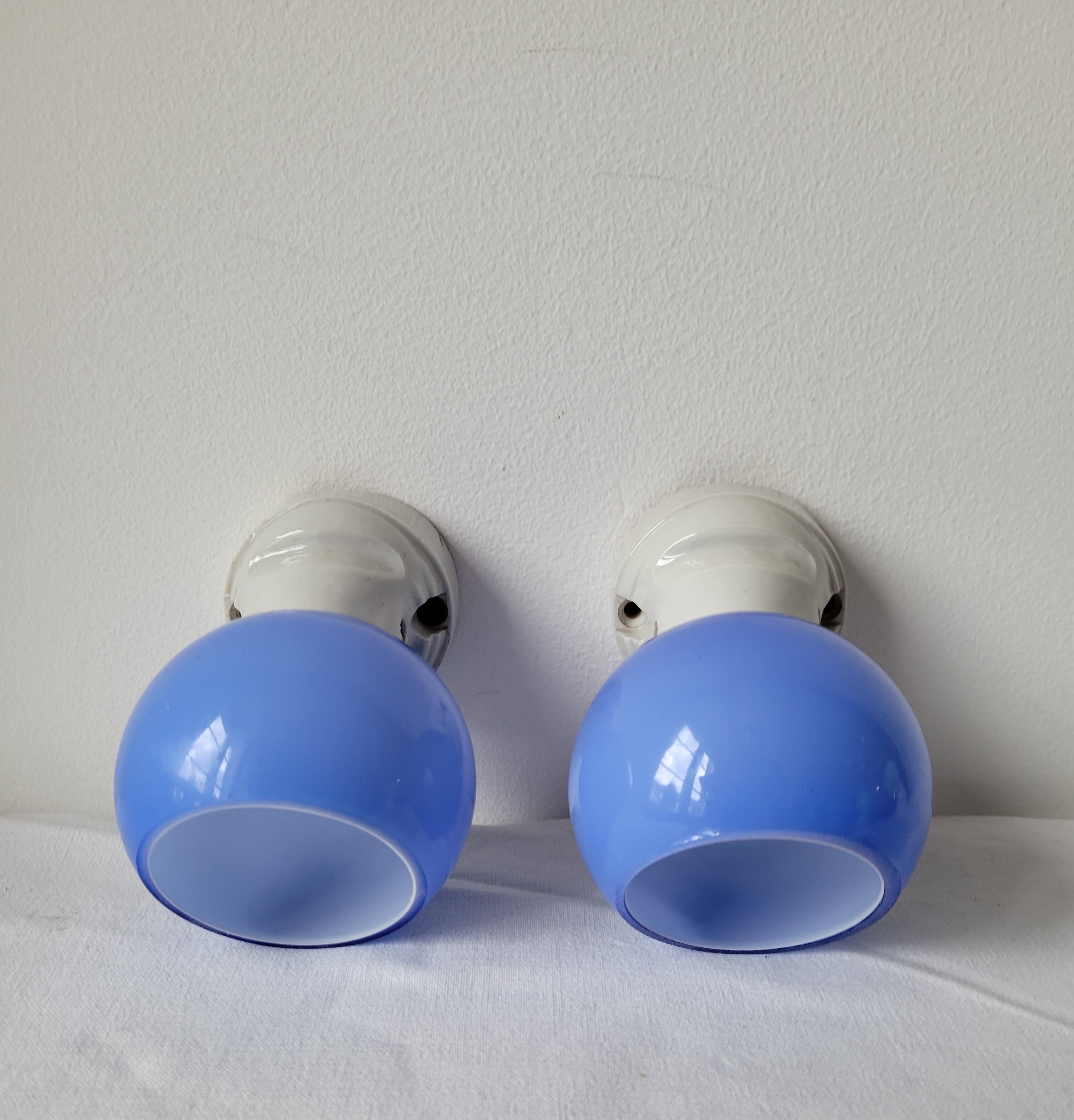 Duo of wall lamps in porcelain and blue opaline