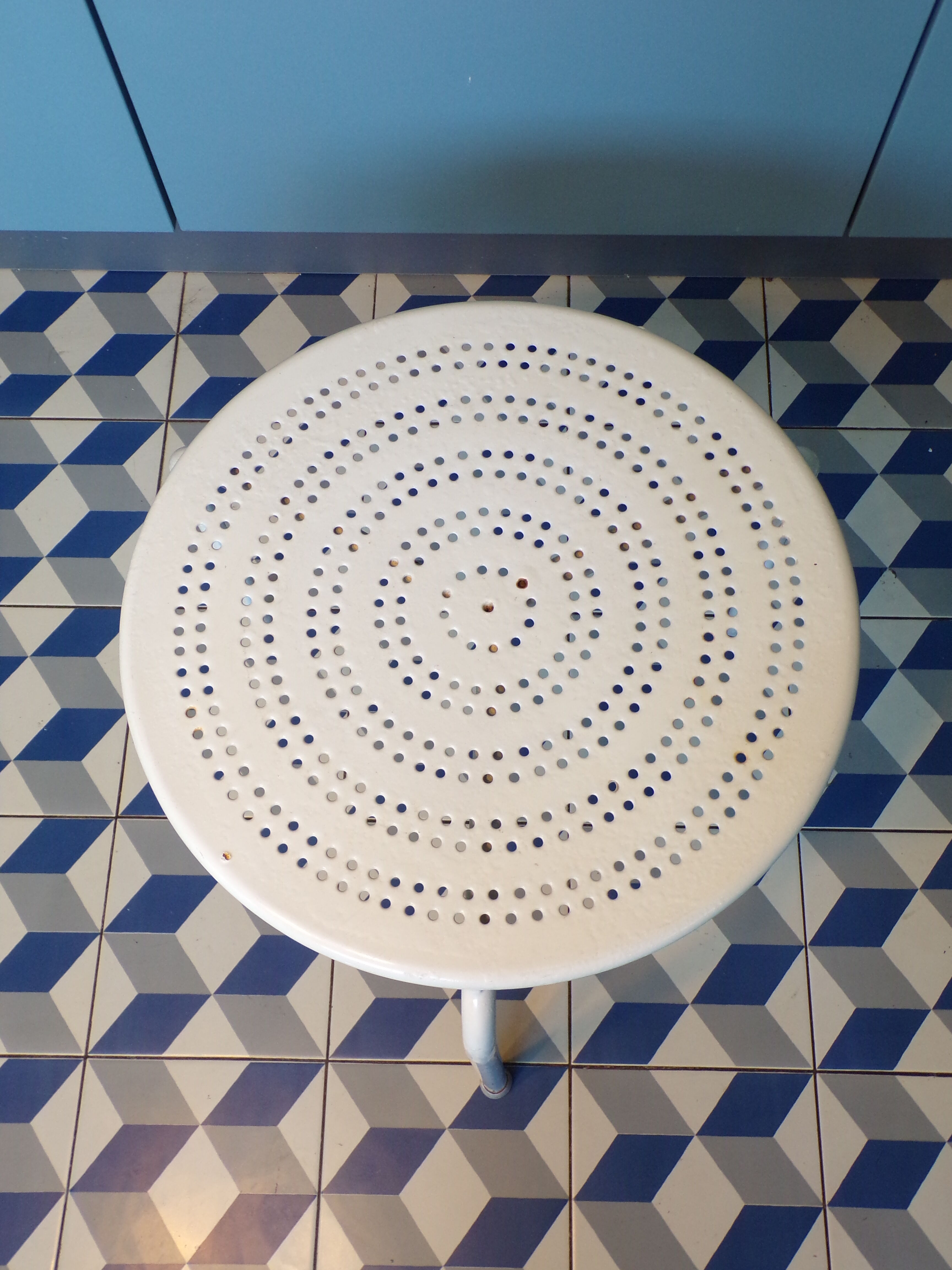 Table basse de jardin en tôle perforée