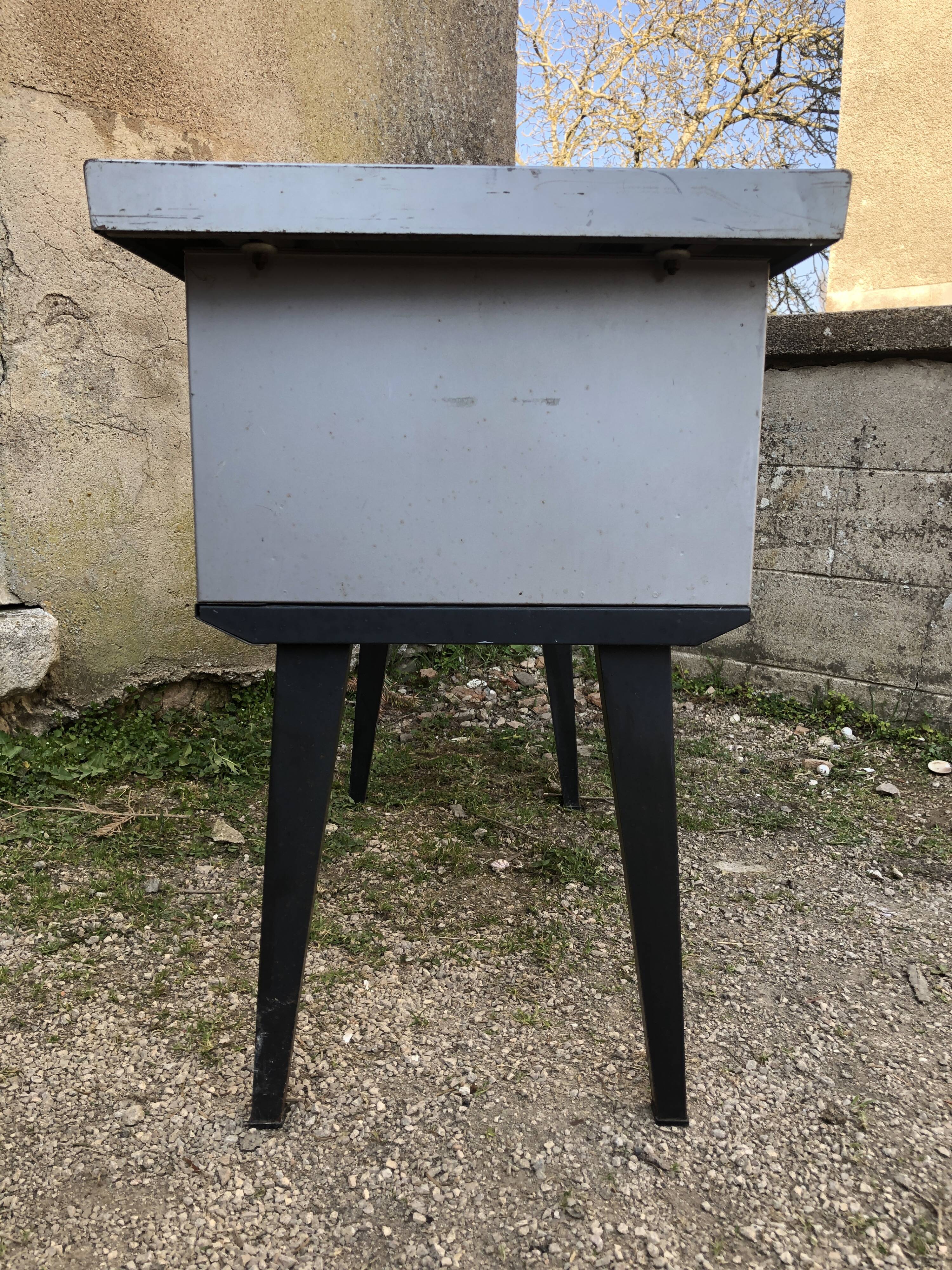 Strafor industrial desk