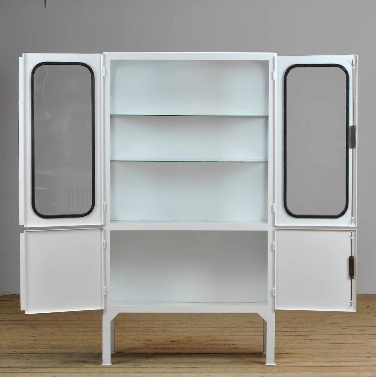 Armoire médicale en verre et fer vintage restaurée, années 1970