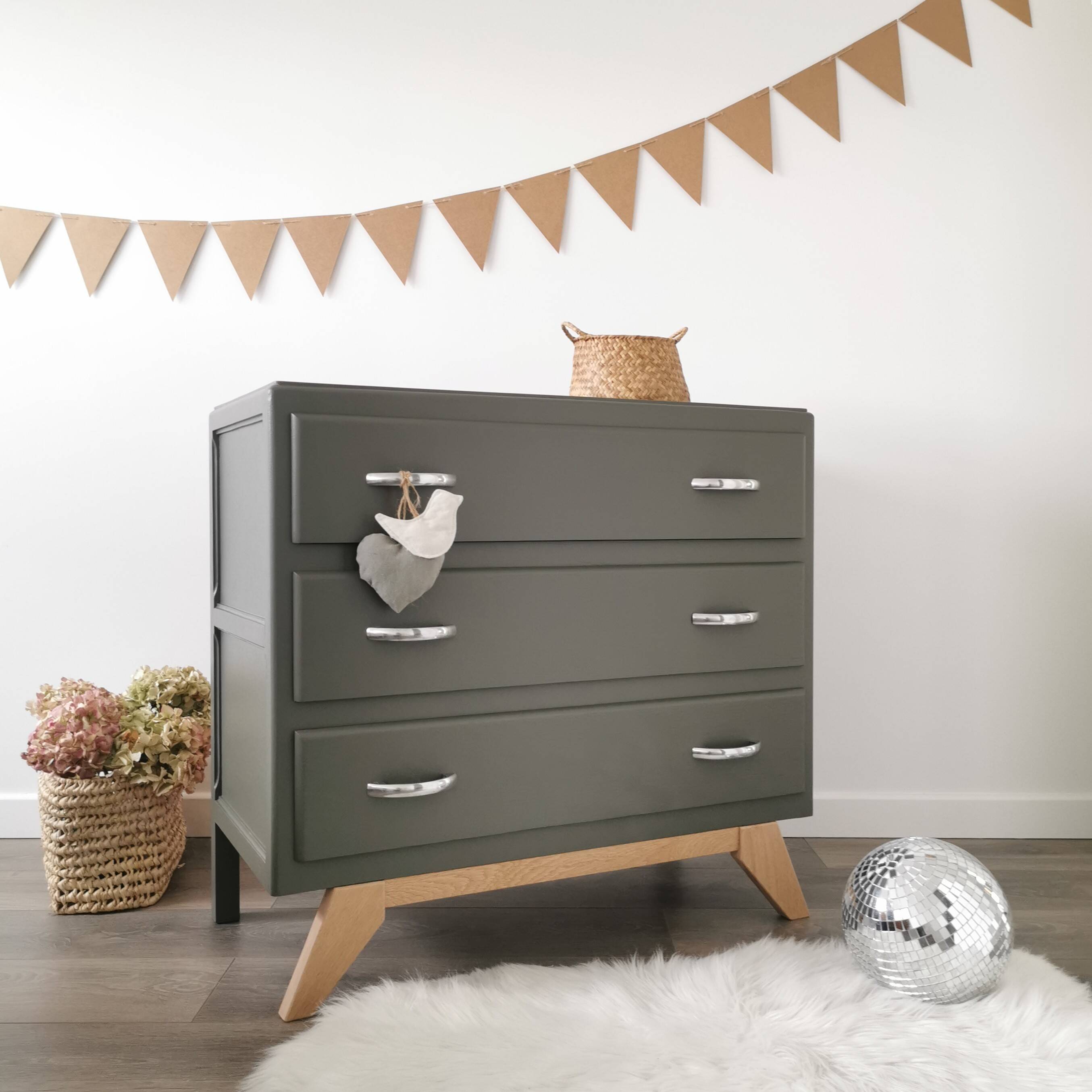 Commode vintage pieds compas