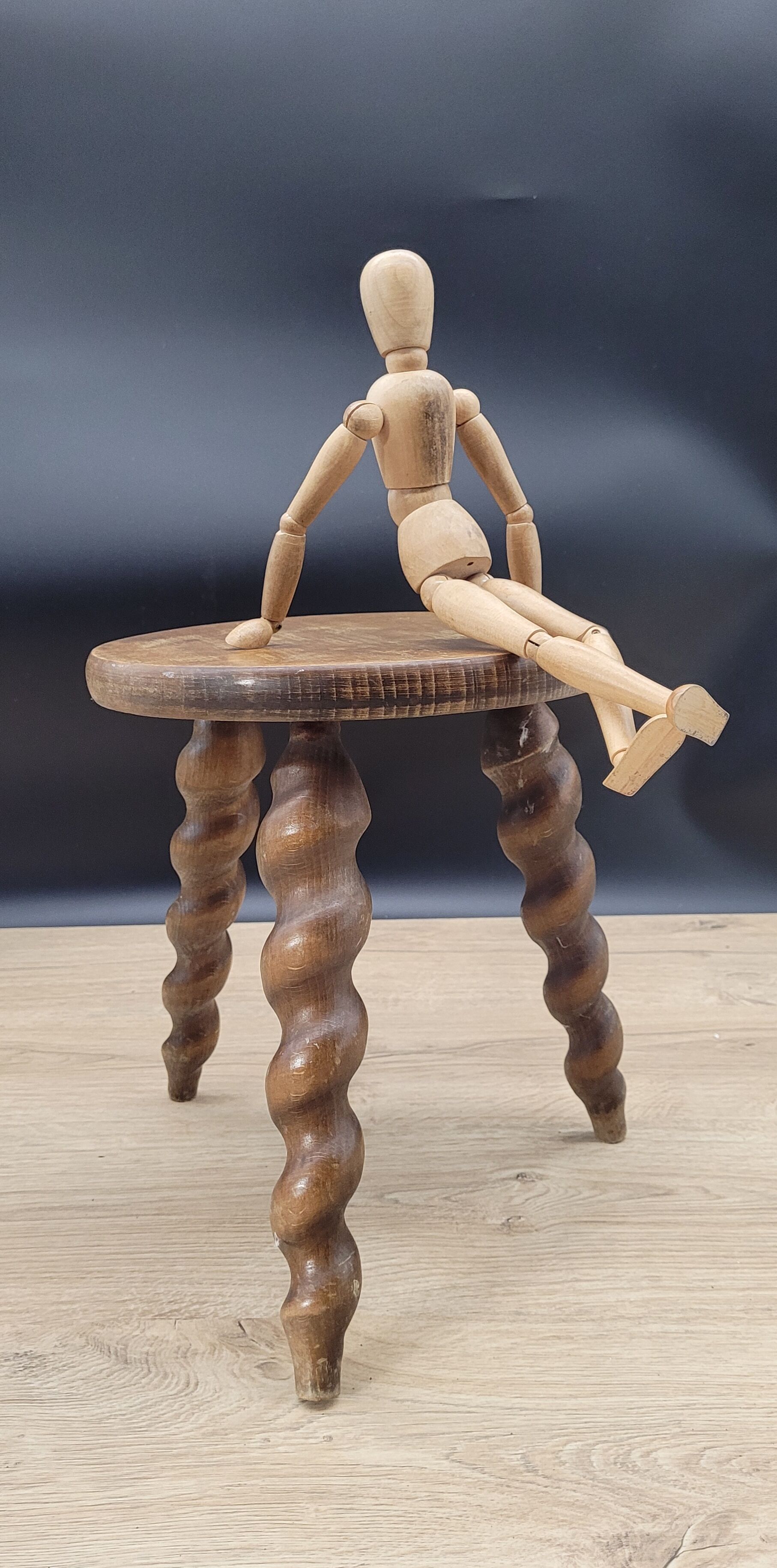 Tripod stool twisted feet