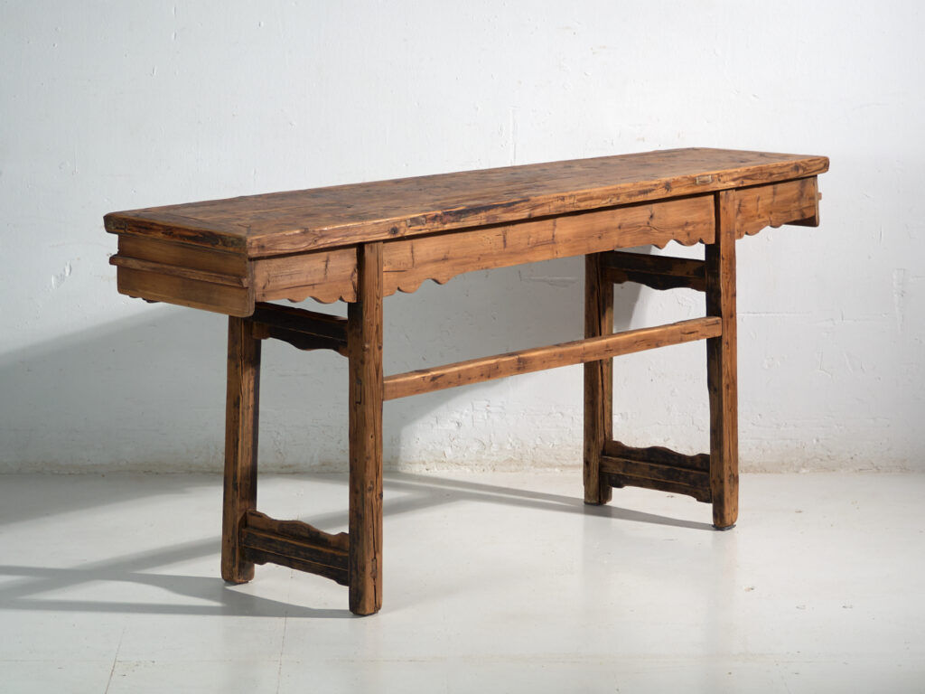Console d’autel de grand format en pin à frise ajourée – Chine, vers 1930