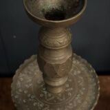 Fausse paire de bougeoirs orientaux en bronze gravé milieu XXe