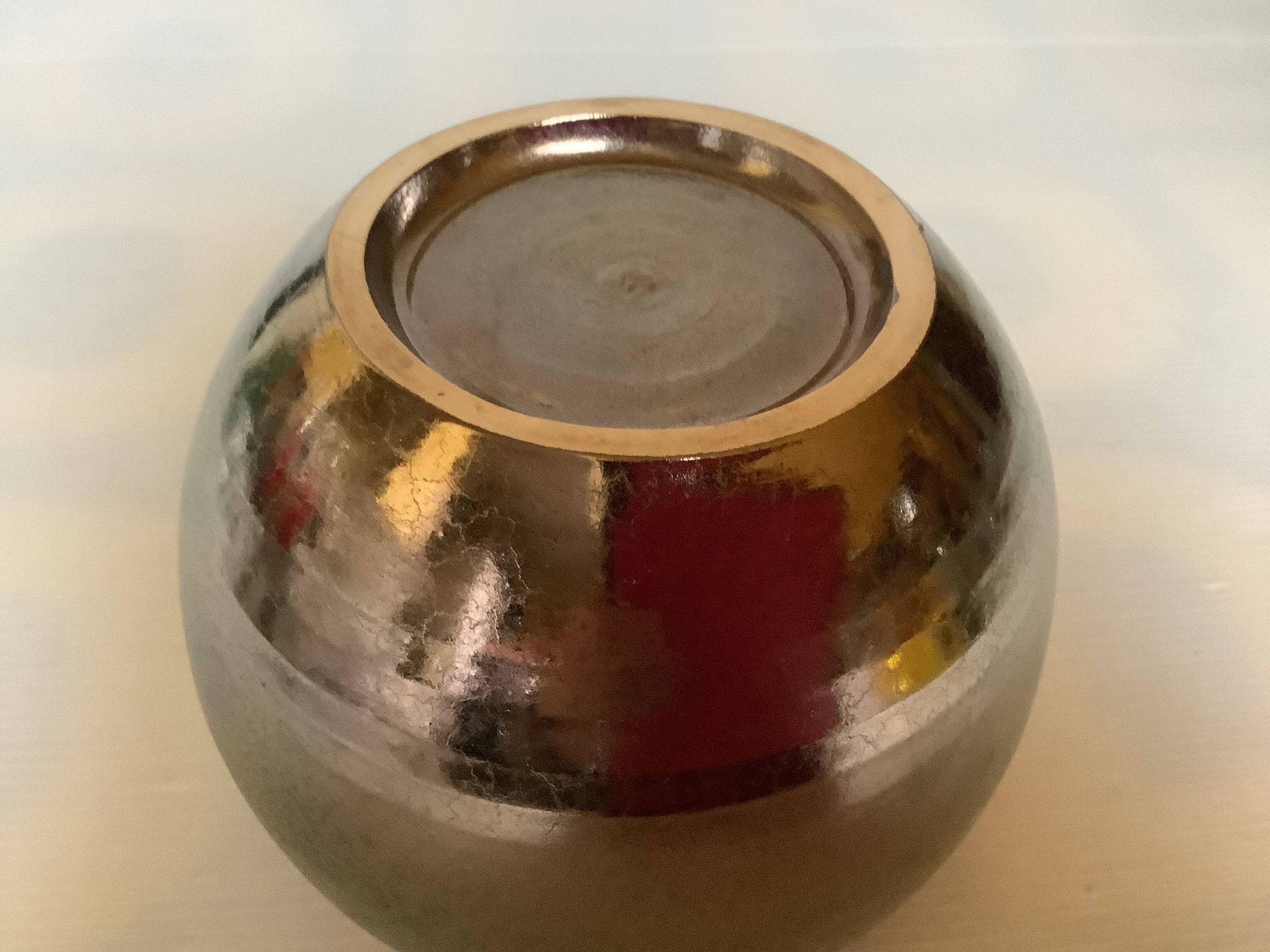Small round vase, cracked golden ceramic.
