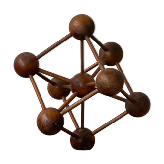 Modèle géométrique décoratif de l’atomium en bois du milieu du siècle
