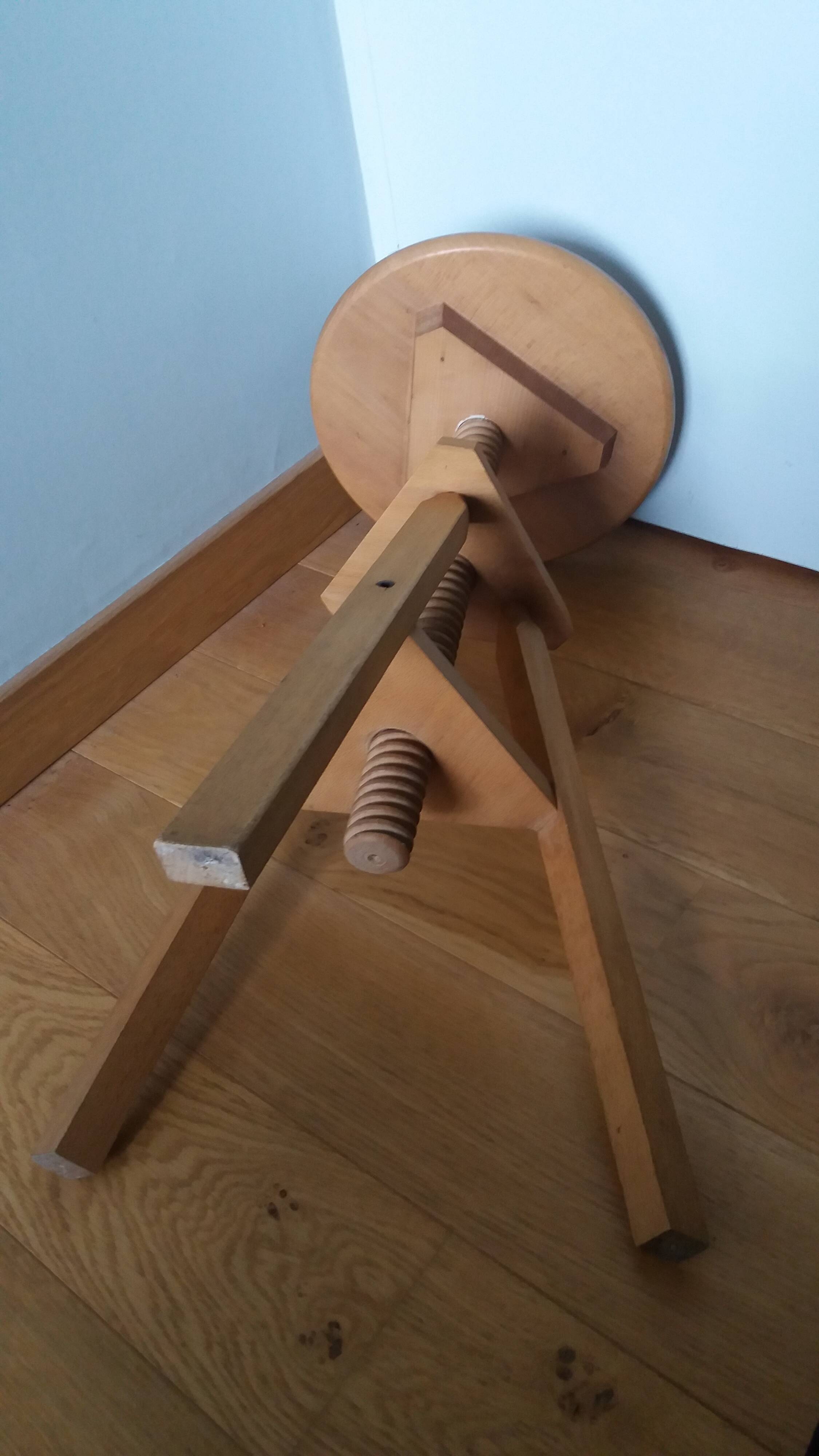 Tripod stool with a screw.
