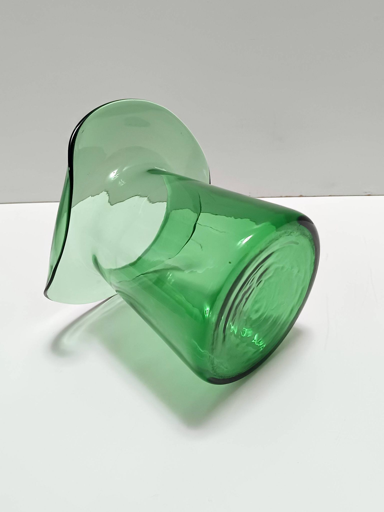 Vase cylindrique en verre soufflé à la main vert, Empoli, Italie