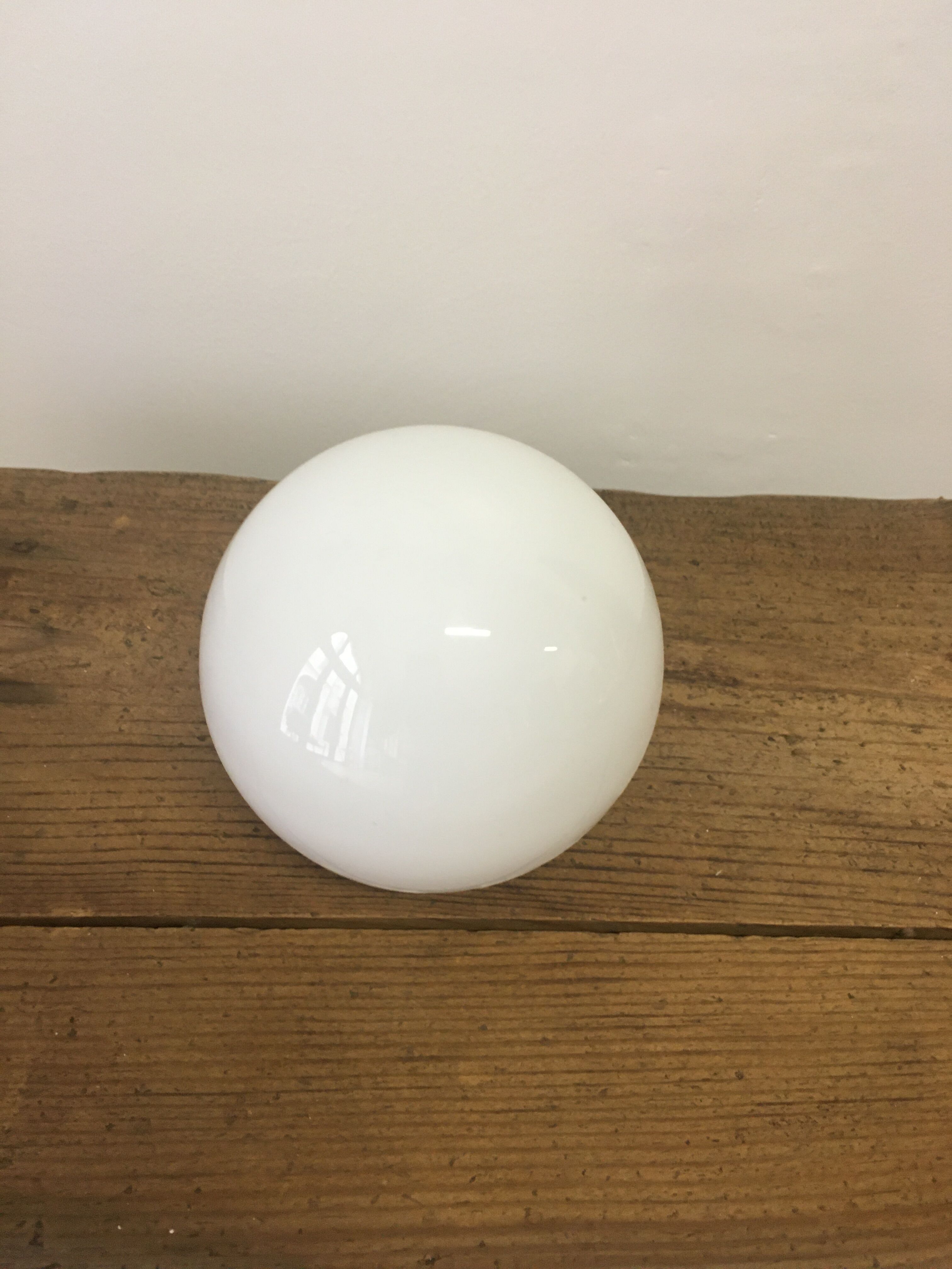 Globe en verre blanc