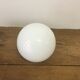 Globe en verre blanc