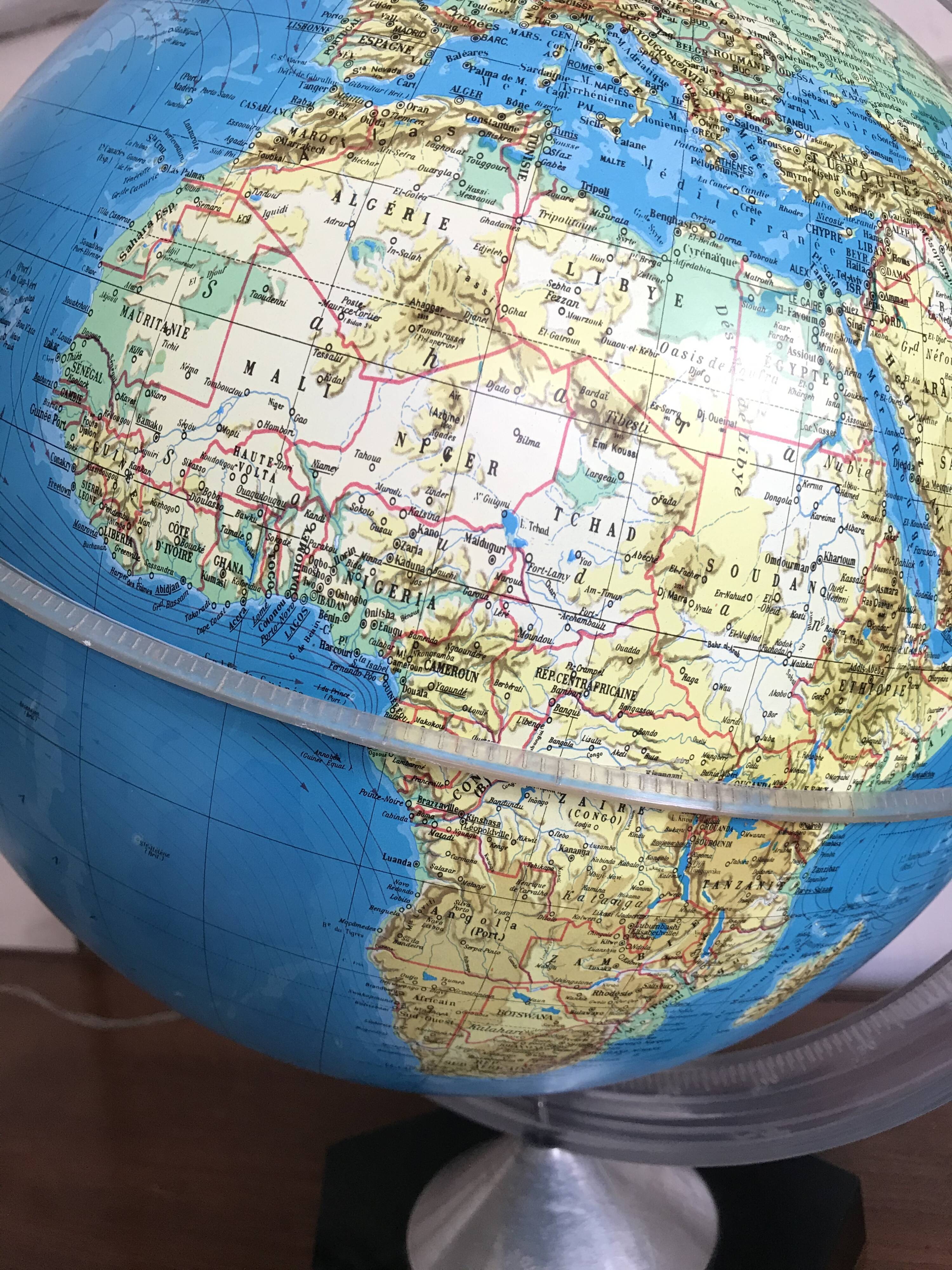 Globe terrestre lumineux vintage