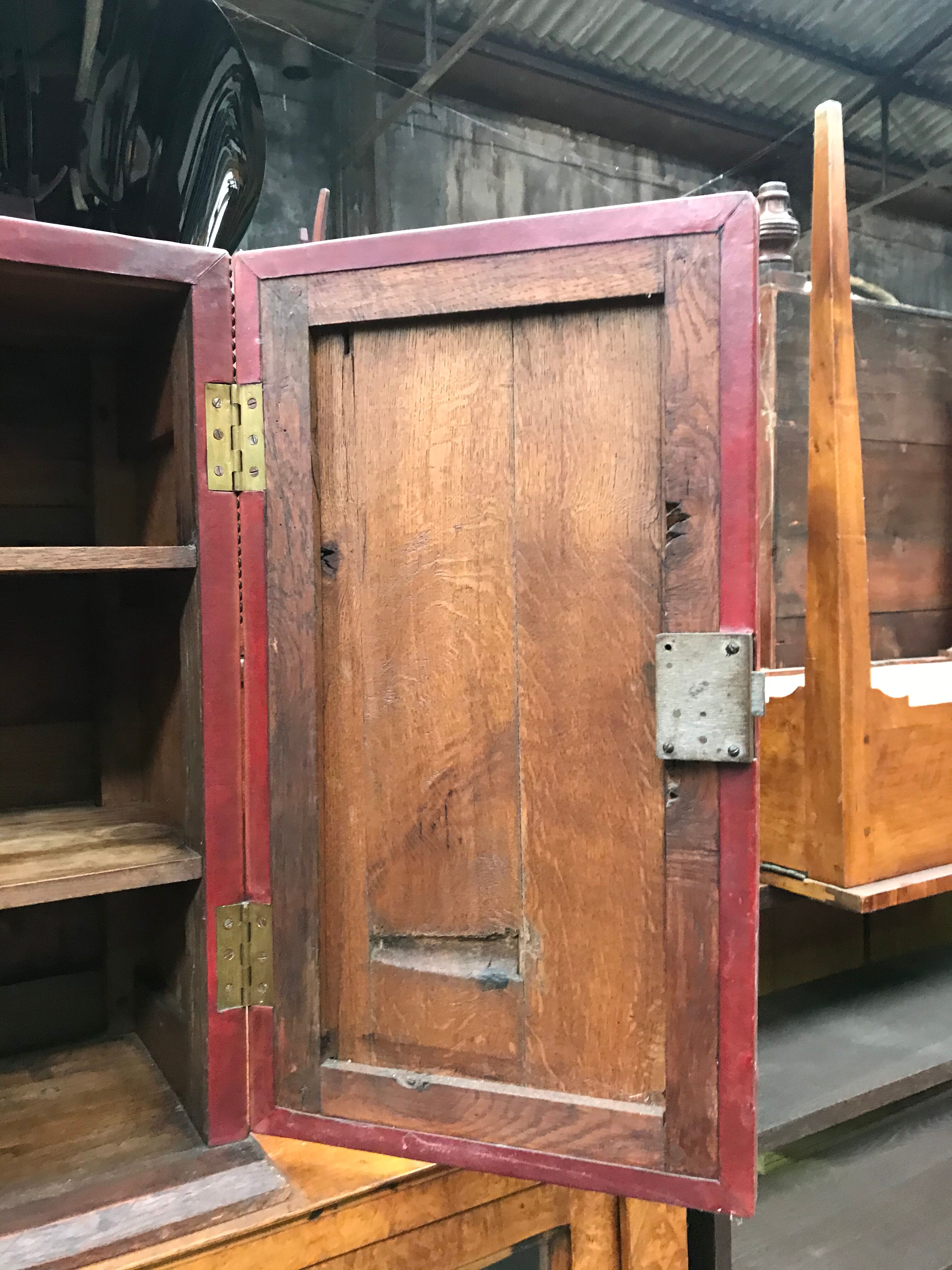 Coffre cloutés en cuir